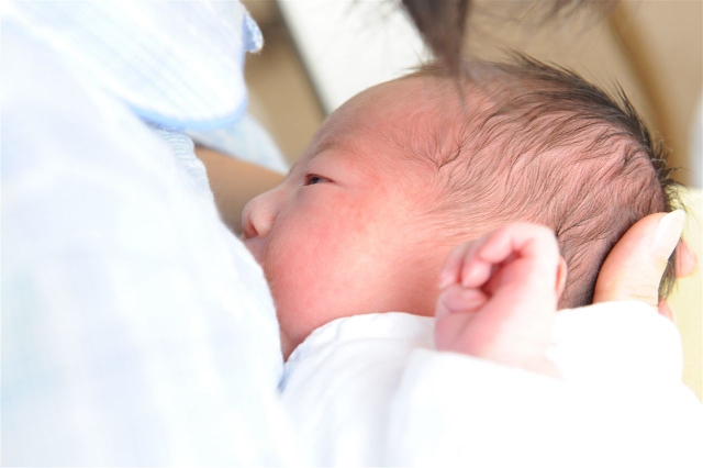 新生児　赤ちゃん　授乳